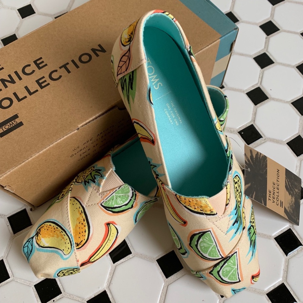 TOMS classic slip on. Tropical fruit theme. NWT. Size 9.5